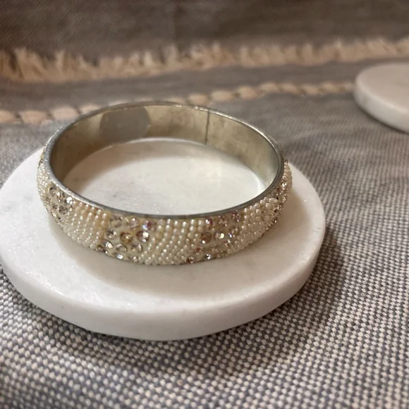 Elegant Silver and Cream Beaded Fashion Bracelet - Picture 1 of 4